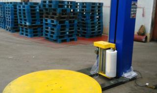 双手双脚被胶带缠绕