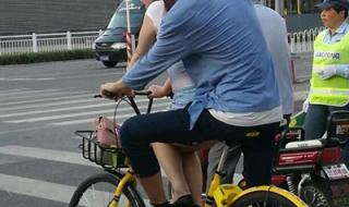 汽车被共享单车包围